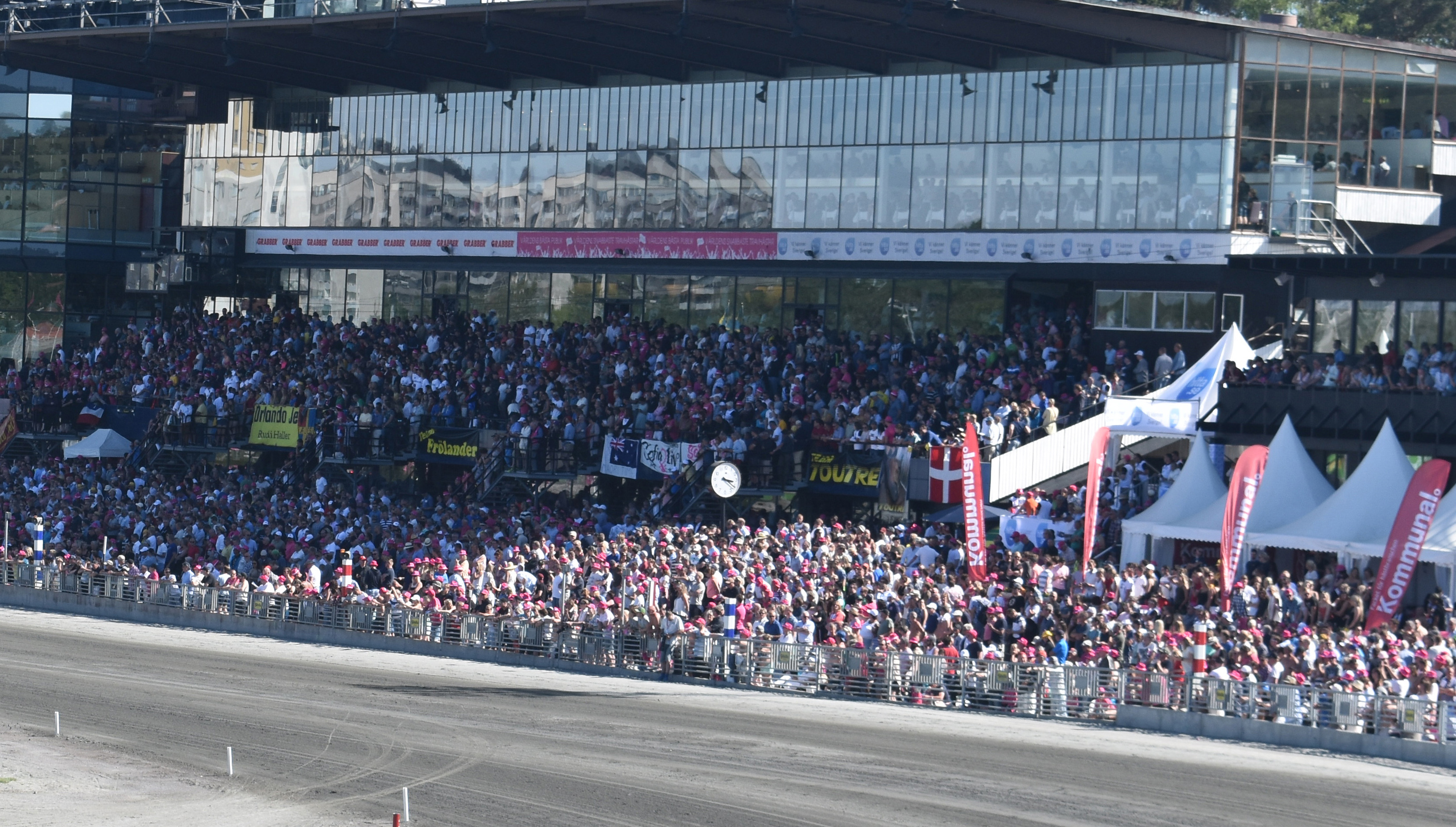 Vi blickar tillbaka på helgens stora travfest på Solvalla. Foto; A.Lindblom